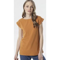 Camelowy T-shirt Noebelle. Brązowe bluzki damskie Born2be, s, bez wzorów, z dzianiny, klasyczne, z okrągłym kołnierzem, z krótkim rękawem. Za 39,99 zł.