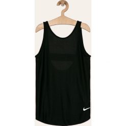Nike Kids - Top dziecięcy 137-166 cm. Czarne bluzki dziewczęce Nike Kids, bez wzorów, z poliesteru, bez kołnierzyka, bez rękawów, bez kaptura. W wyprzedaży za 59,90 zł.