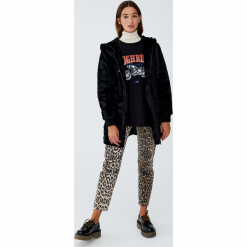 Długa kurtka futrzana z kapturem. Czarne kurtki damskie Pull&Bear, bez wzorów, z futra, długie, z kapturem. Za 229,00 zł.