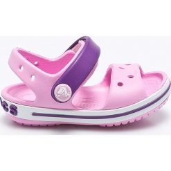 Crocs - Sandały dziecięce. Różowe sandały dziewczęce Crocs, z materiału, bez zapięcia. W wyprzedaży za 89,90 zł.