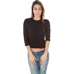 Bluzka w kolorze czarnym. Czarne bluzki damskie Just Cavalli, Calvin Klein, Lee, z okrągłym kołnierzem. W wyprzedaży za 139,95 zł.