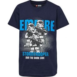 Koszulka "CM-50100" w kolorze granatowym. Niebieskie t-shirty chłopięce LEGO Wear, z nadrukiem, z bawełny, bez rękawów. W wyprzedaży za 29,95 zł.