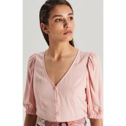 Bluzka z dekoltem w serek - Różowy. Różowe bluzki damskie Cropp, s, bez wzorów, z dekoltem w serek, bez rękawów. Za 59,99 zł.