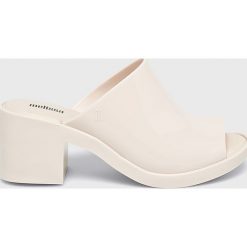 Melissa - Klapki Mule. Białe klapki damskie Melissa, bez wzorów, z materiału, bez obcasa, na obcasie. W wyprzedaży za 199,90 zł.