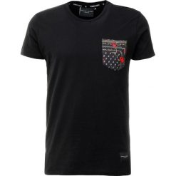 T-shirty męskie z nadrukiem: Criminal Damage AVI POCKET TEE Tshirt z nadrukiem black/gold