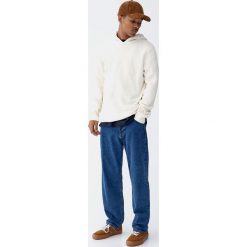 Sweter z kapturem z dzianiny bouclé. Białe swetry klasyczne męskie marki Pull&Bear, m, z dzianiny, z kapturem. Za 89,90 zł.