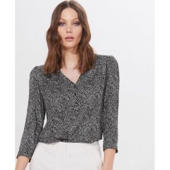 Bluzka basic z wiskozy - Czarny. Czarne bluzki damskie Mohito, bez wzorów, z wiskozy, bez kołnierzyka, bez rękawów. Za 79,99 zł.