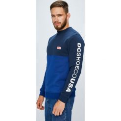 DC - Bluza. Niebieskie bluzy męskie DC, xl, z nadrukiem, z bawełny, z okrągłym kołnierzem, bez rękawów, bez kaptura. W wyprzedaży za 239,90 zł.