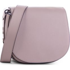 Torebka DKNY - Bedford Saddle Cbody R83EH643 Warm Grey WG5. Różowe torebki klasyczne damskie DKNY, bez wzorów, ze skóry, bez dodatków. W wyprzedaży za 549,00 zł.