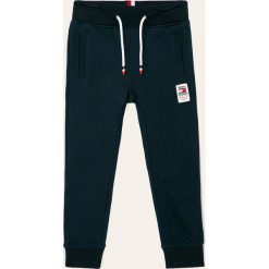 Tommy Hilfiger - Spodnie dziecięce 98-176 cm. Niebieskie spodnie chłopięce TOMMY HILFIGER, bez wzorów, z bawełny. Za 229,90 zł.
