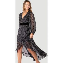 Sukienka w kolorze czarnym ze wzorem. Czarne sukienki damskie Urban Touch, w paski, z falbankami, bez rękawów, midi, kopertowe. W wyprzedaży za 159,95 zł.