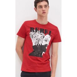 T-shirt z nadrukiem - Czerwony. Czerwone t-shirty męskie House, s, z nadrukiem, bez kołnierzyka. W wyprzedaży za 29,99 zł.