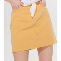 Jeansowa mini spódnica - Żółty. Żółte spódniczki damskie Mohito, bez wzorów, z jeansu, mini. Za 79,99 zł.