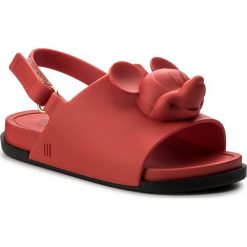 Sandały MELISSA - Mini Melissa Beach Slide Sanda 32284 Red/Black 50924. Czerwone sandały dziewczęce Melissa, z tworzywa sztucznego, bez zapięcia. W wyprzedaży za 199,00 zł.