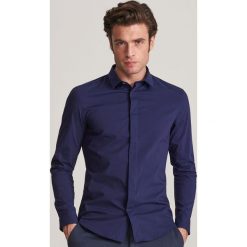 Elegancka koszula z krytymi guzikami - Granatowy. Niebieskie koszule męskie Reserved, s, bez wzorów, eleganckie, bez kołnierzyka, bez rękawów. Za 109,99 zł.