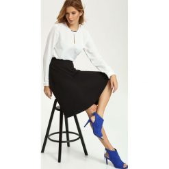 Bluzka długi rękaw. Białe bluzki damskie Top Secret, bez wzorów, eleganckie, z dekoltem na plecach, z długim rękawem. Za 89,99 zł.