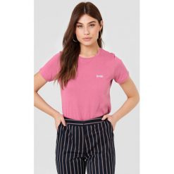 NA-KD T-shirt Babe Chest - Pink. Różowe t-shirty damskie marki NA-KD, z nadrukiem, z bawełny. Za 72,95 zł.