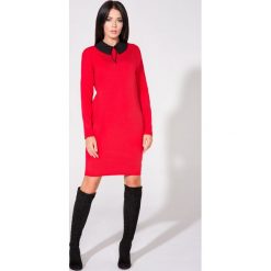 Czerwona Sukienka z Dołączonym Kołnierzykiem. Czerwone długie sukienki Molly.pl, l, z materiału, eleganckie, z długim rękawem, dopasowane. Za 139,90 zł.