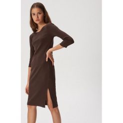 Sukienka z rozcięciem - Brązowy. Pomarańczowe sukienki damskie Sinsay, s, bez wzorów, bez kołnierzyka, bez rękawów. Za 29,99 zł.