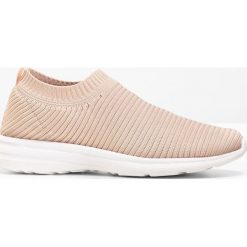 Buty wsuwane bonprix jasnoróżowy. Różowe buty sportowe damskie bonprix, w prążki, sportowe. Za 99,99 zł.