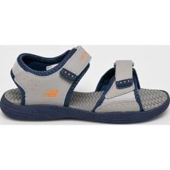 New Balance - Sandały dziecięce K2004GR. Szare sandały dziewczęce New Balance, z materiału, bez zapięcia. W wyprzedaży za 99,90 zł.