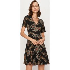 Desigual - Sukienka. Czarne sukienki damskie Desigual, na co dzień, s, bez wzorów, z elastanu, casualowe, z okrągłym kołnierzem, z krótkim rękawem, krótkie, mini, rozkloszowane. Za 359,90 zł.