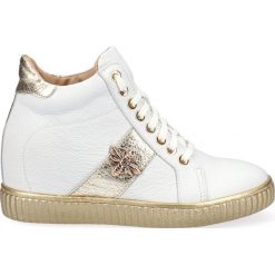 Sneakersy biało złote z muchą. Białe sneakersy damskie Arturo Vicci, ze skóry. Za 289,00 zł.