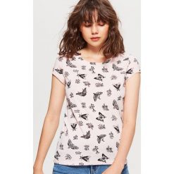 Koszulka z nadrukiem all over - Różowy. Różowe t-shirty damskie Cropp, s, z nadrukiem, bez kołnierzyka, bez rękawów. Za 49,99 zł.