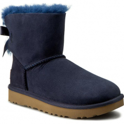 Buty UGG - W Mini Bailey Bow II 1016501 W/Navy. Niebieskie buty zimowe damskie marki Ugg, z materiału. W wyprzedaży za 539,00 zł.
