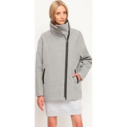 KURTKA KRÓTKA DAMSKA FLAUSZ Z ZAMKIEM. Szare kurtki damskie Top Secret, bez wzorów, z tkaniny, eleganckie, krótkie, bez kaptura. W wyprzedaży za 129,99 zł.