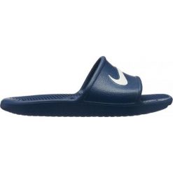 KLAPKI KAWA SHOWER (GS). Szare klapki damskie Nike, w paski, z syntetyku, bez obcasa. W wyprzedaży za 69,99 zł.
