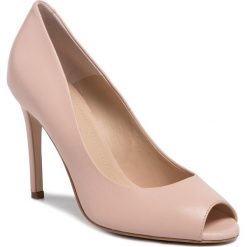 Szpilki SOLO FEMME - 26453-58-E06/000-05-00 Pudrowy Róż. Różowe półbuty damskie Solo Femme, bez wzorów, ze skóry, eleganckie, bez obcasa, na obcasie, bez zapięcia. Za 329,00 zł.