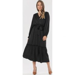 Czarna Sukienka Mysdella. Czarne sukienki damskie Born2be, s, bez wzorów, bez kołnierzyka, bez rękawów, maxi. Za 149,99 zł.