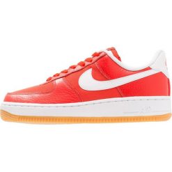 Trampki damskie slip on: Nike Sportswear AIR FORCE 1’07 PRM Tenisówki i Trampki habanero red/white/light brown/mars stone