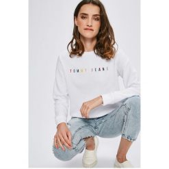 Tommy Jeans - Bluza. Białe bluzy damskie z nadrukiem marki Tommy Jeans, s, z bawełny, bez kaptura. W wyprzedaży za 269,90 zł.