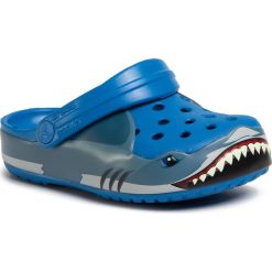 Klapki CROCS - Fun Lab Shark Band Clg K 206271 Bright Cobalt. Niebieskie sandały chłopięce Crocs, z tworzywa sztucznego, bez zapięcia. Za 149,00 zł.