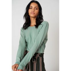 NA-KD Basic Top z długim rękawem i odkrytymi plecami - Green. Zielone topy damskie marki NA-KD Basic, bez wzorów, z bawełny, z okrągłym kołnierzem. W wyprzedaży za 36,47 zł.