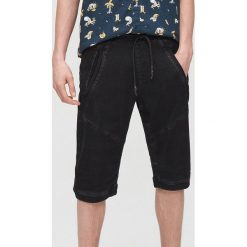 Krótkie jeansowe joggery - Czarny. Czarne spodnie męskie Cropp, m, bez wzorów, z jeansu, krótkie. Za 129,99 zł.