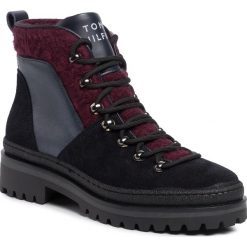 Trapery TOMMY HILFIGER - Cosy Outdoor Bottie FW0FW04349 Midnight CKI. Niebieskie trapery damskie TOMMY HILFIGER, ze skóry, bez obcasa, bez zapięcia. W wyprzedaży za 489,00 zł.