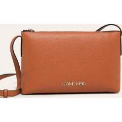 Calvin Klein - Torebka. Białe listonoszki damskie Calvin Klein, w paski, z poliesteru, na ramię, małe, bez dodatków. Za 399,90 zł.
