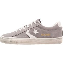 Converse PRO LEATHER VULC OX SUEDE DISTRESSED Tenisówki i Trampki wild dove/star white/turtle dove. Szare tenisówki damskie marki Converse, z materiału. W wyprzedaży za 219,45 zł.