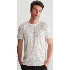 T-shirt z mikroprintem - Kremowy. Białe t-shirty męskie Reserved, s, bez wzorów, bez kołnierzyka. Za 49,99 zł.