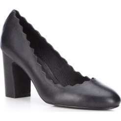 Buty damskie. Czarne czółenka damskie Wittchen, na imprezę, z aplikacjami, ze skóry, bez obcasa. W wyprzedaży za 299,90 zł.