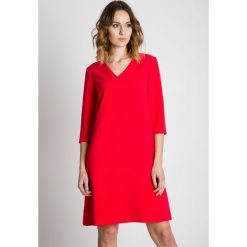 Czerwona sukienka z rękawem 3/4 BIALCON. Czerwone sukienki damskie marki BIALCON, na spotkanie biznesowe, bez wzorów, eleganckie, z dekoltem w serek, bez rękawów, kopertowe. W wyprzedaży za 227,00 zł.