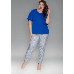 Casualowe spodnie cygaretki w niebieskie wzory PLUS SIZE. Niebieskie spodnie damskie Moda Size Plus Iwanek, plus size, w paski, z bawełny, eleganckie. Za 129,00 zł.