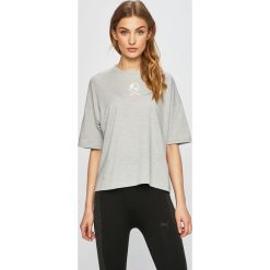 Puma - Top x SG. Szare bluzki damskie Puma, s, z nadrukiem, z elastanu, casualowe, z okrągłym kołnierzem, z krótkim rękawem. W wyprzedaży za 89,90 zł.