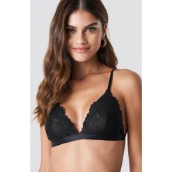 NA-KD Lingerie Siateczkowy biustonosz z haftem - Black. Czarne biustonosze bardotka NA-KD Lingerie, z haftami. Za 72,95 zł.