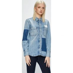 Calvin Klein Jeans - Koszula. Niebieskie bluzki damskie marki Calvin Klein Jeans, s, bez wzorów, z bawełny, klasyczne, z klasycznym kołnierzykiem, z długim rękawem. Za 549,90 zł.
