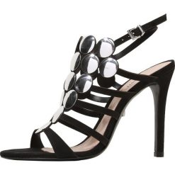 Schutz Sandały na obcasie black/silver. Czarne sandały damskie Schutz, bez wzorów, ze skóry, bez obcasa, na obcasie, bez zapięcia. W wyprzedaży za 551,85 zł.