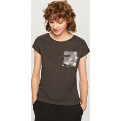 T-shirt z ozdobną kieszonką - Szary. Szare t-shirty damskie Reserved, l. Za 29,99 zł.
